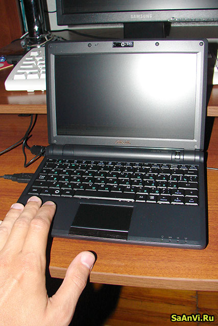 Asus Eee PC - в сравнении с рукой