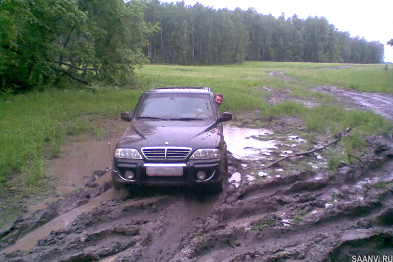SsangYong Musso в грязи