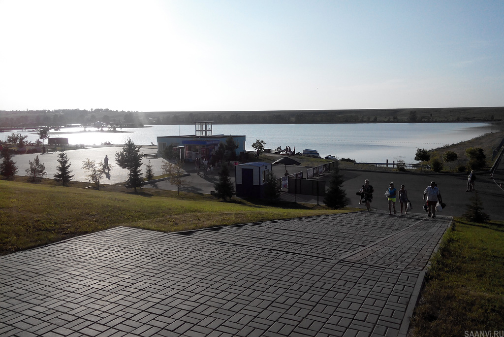 Озеро парк красноярск. Емельяново озеро Семирадское. Озеро парк Емельяново. Емельяновское озеро Красноярск.